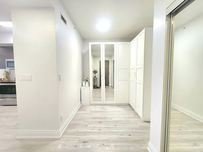 7165 Yonge St #1007 — Photo 11