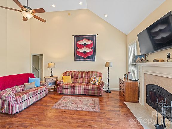 5th image of 151 Pearl Ln