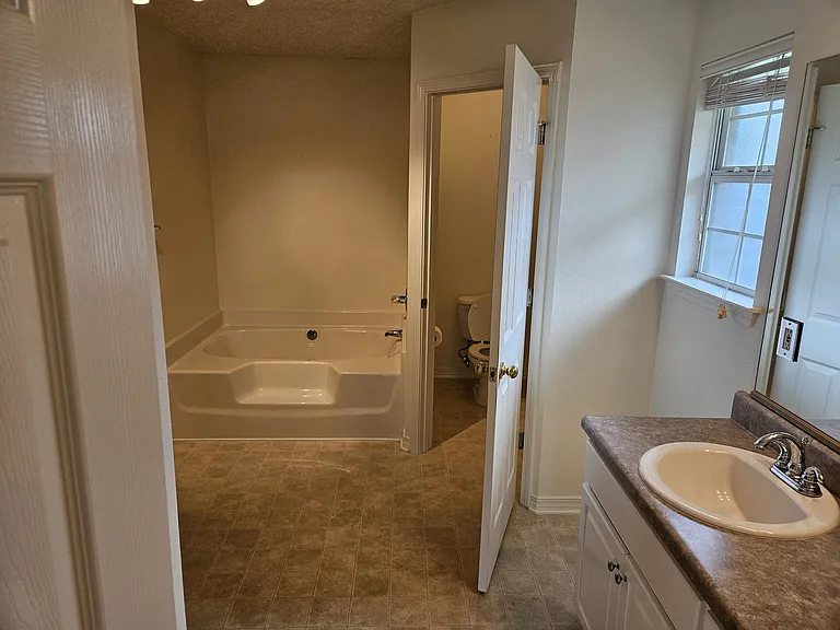1388 Connemara Cir — Photo 9