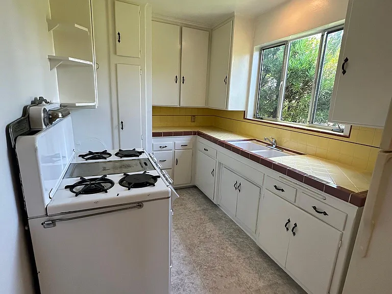 2232 N Beachwood Dr #7 — Photo 8