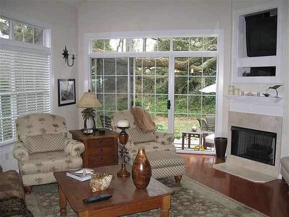 3rd image of 32 Royal Pointe Dr