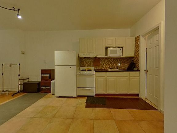 4th image of 140 W 46th St APT 5F