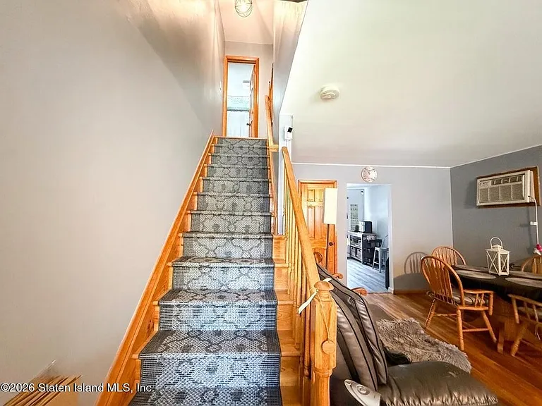 240 Graves St — Photo 8