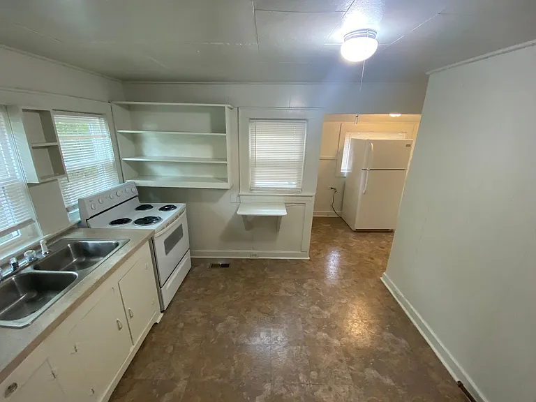 813 W Knox St #A — Photo 10