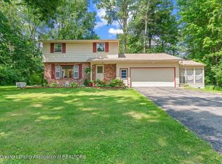101 Feldspar Dr, Williamston, MI 48895