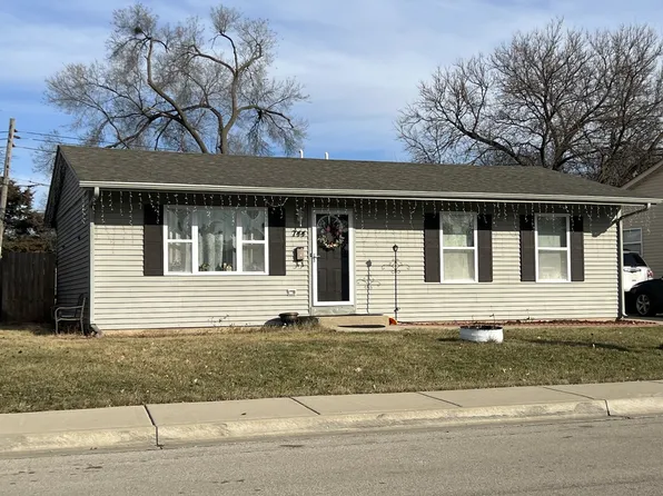 744 Navajo Dr, Carpentersville, IL 60110