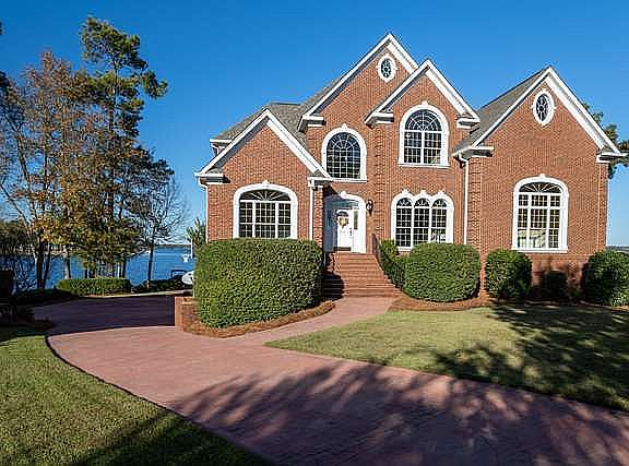5th image of 251 Edgewood Dr