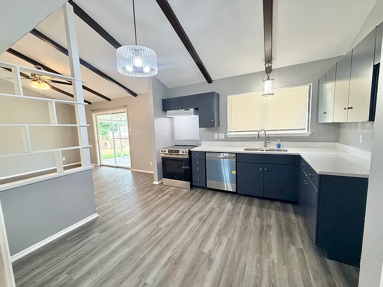 102 Charing Cross Ln — Photo 6