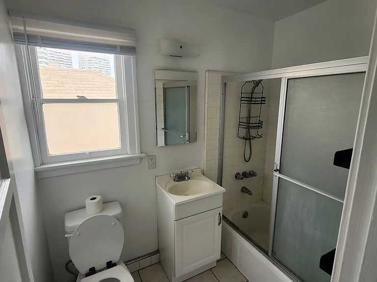 1281 1/2 Devon Ave — Photo 8