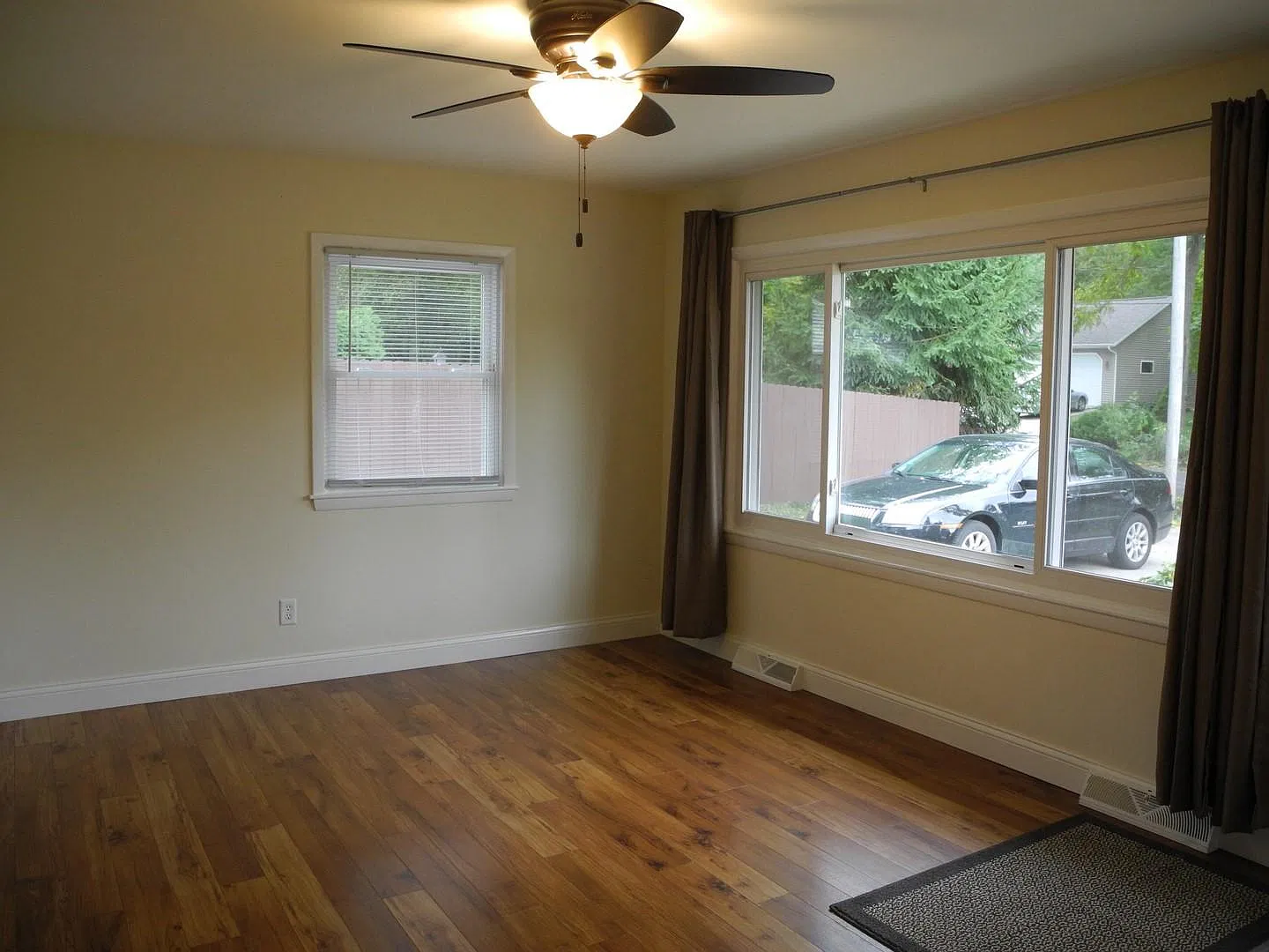 3 bed, 950 sqft, $2,050 — Photo 2