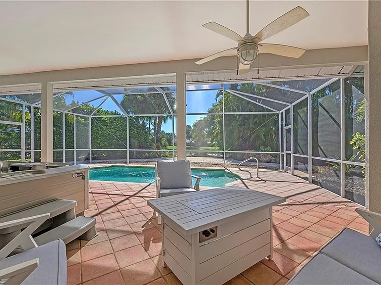 300 Wentworth Ct — Photo 10