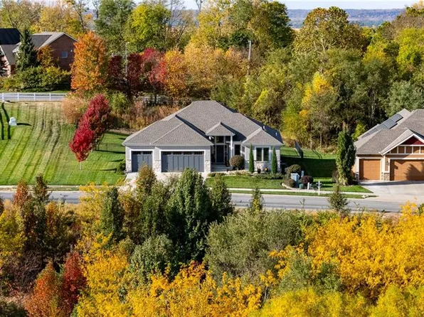 5866 S National Dr, Parkville, MO 64152