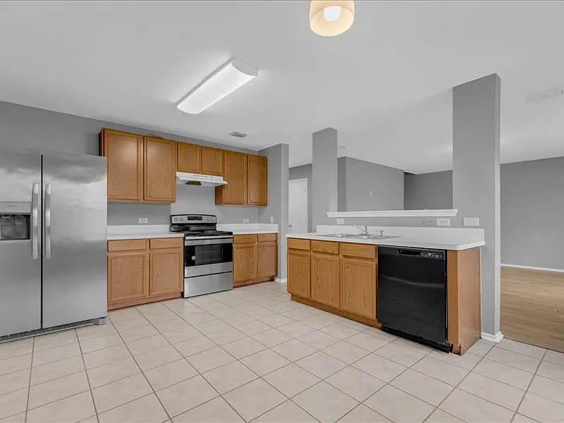 4 bed, 2600 sqft, $2,400 — Photo 4