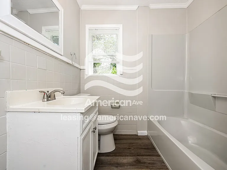 1424384_009_wm_-_main_bathroom_12906340.jpg