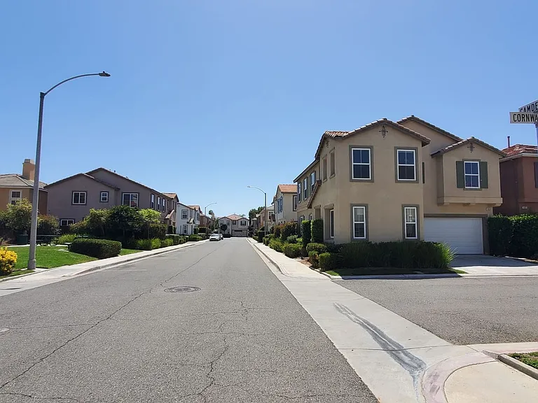 453 Cornwall Gln — Photo 1