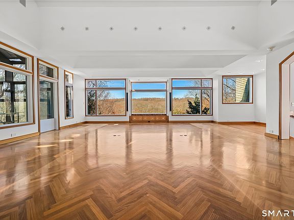 3rd image of 160 Lantern Ridge Road