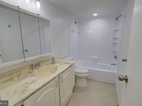 5th image of 5225 Pooks Hill Rd APT 1005S