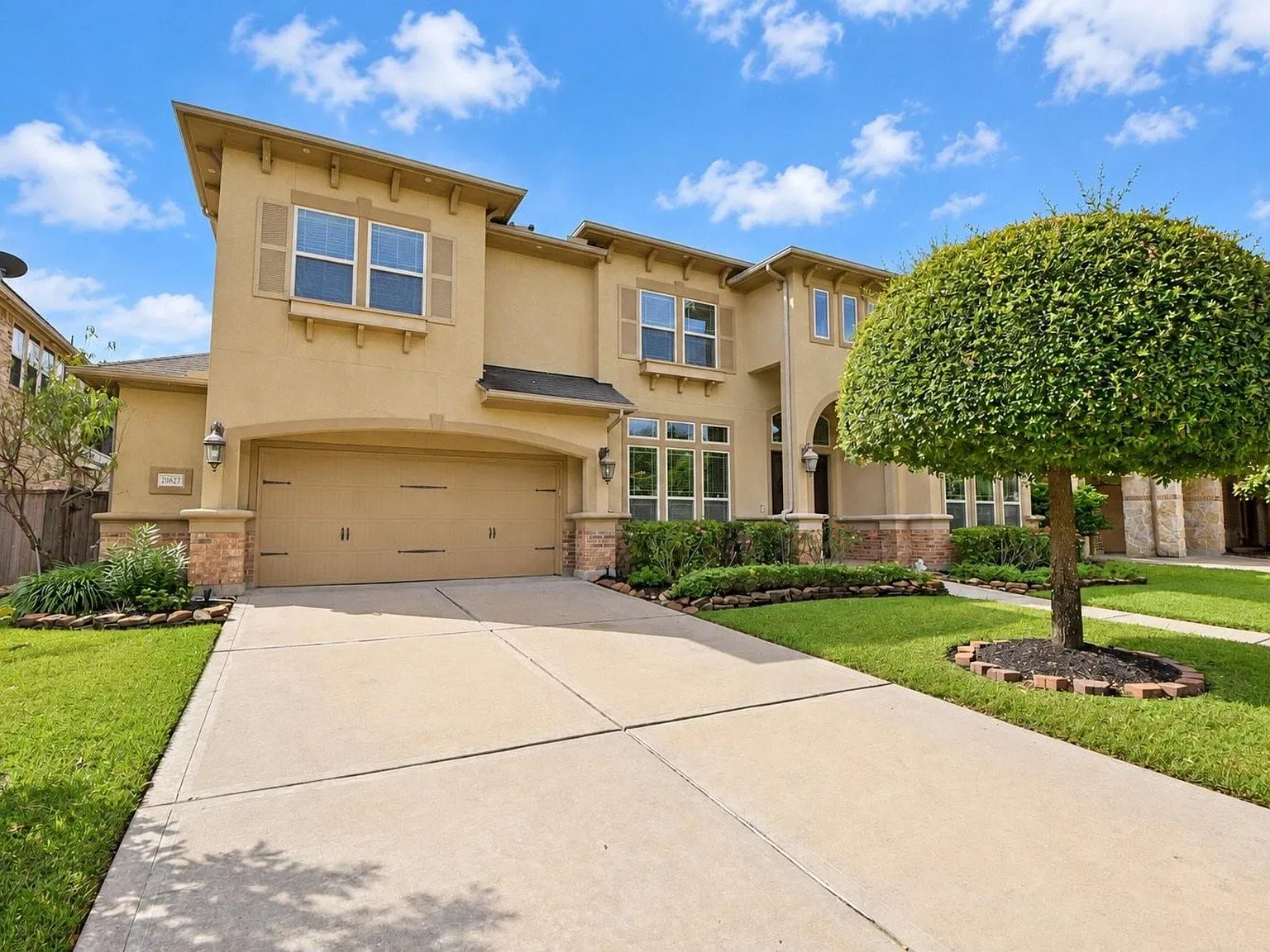 4 bed, 3.5 bath, 3830 sqft, $5,900 — Photo 3