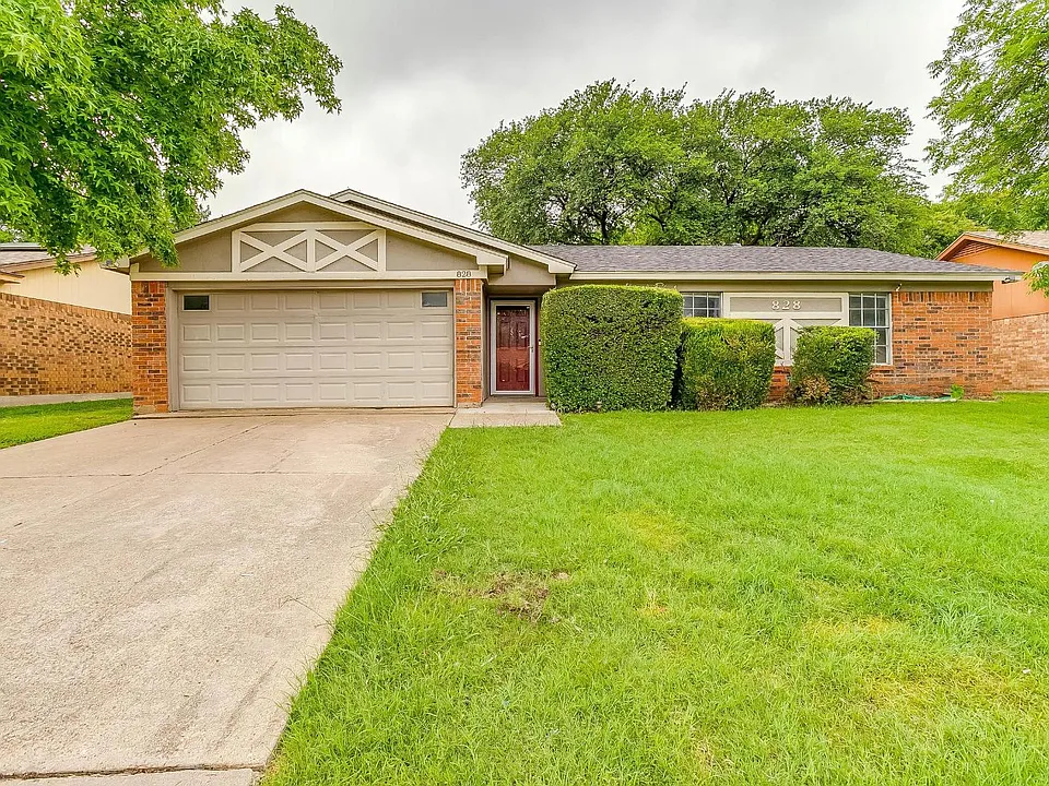 828 Lynne Ln