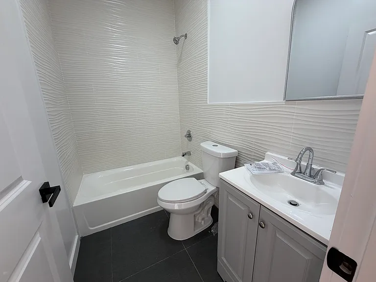 181 Woodside Ave #1R — Photo 7