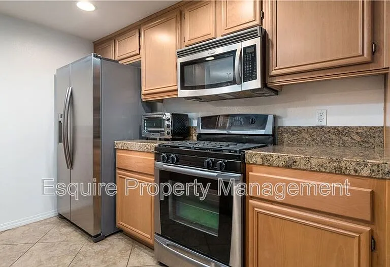 243 Riverdale Ct #404 — Photo 4