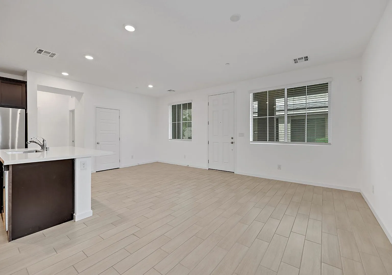 5730 Sky Pointe Dr — Photo 4