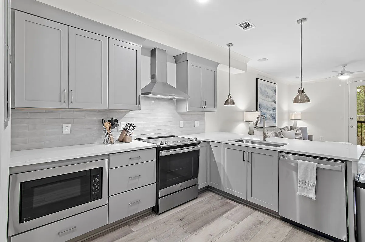 1 bed, 1.0 bath, 837 sqft, $1,900 — Photo 1