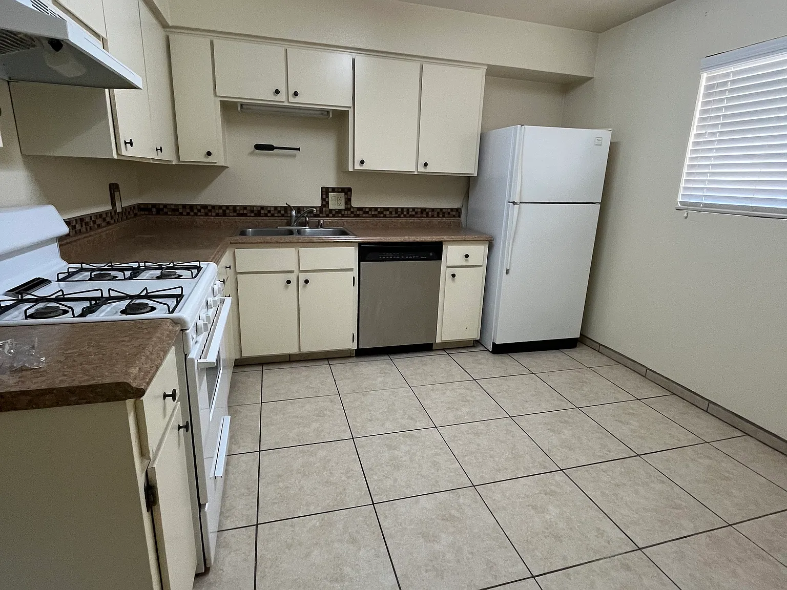 2 bed, 734 sqft, $995 — Photo 2
