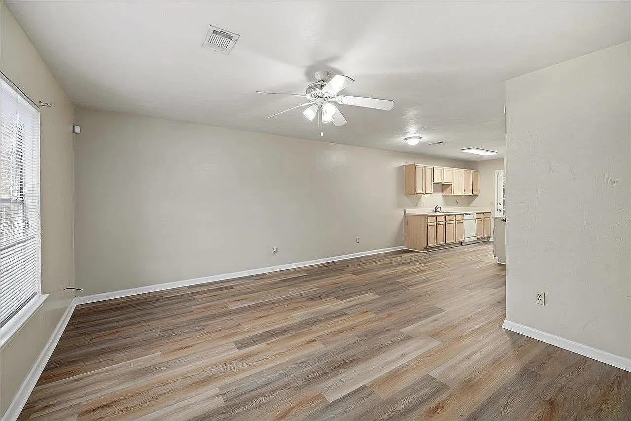 4 bed, 1280 sqft, $1,900 — Photo 2