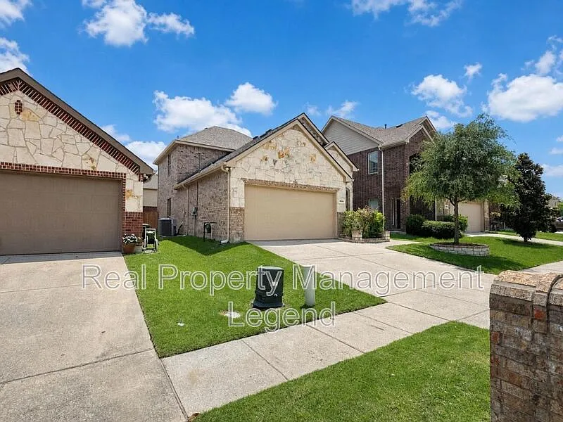 3 bed, 3.0 bath, 1539 sqft, $2,200 — Photo 2