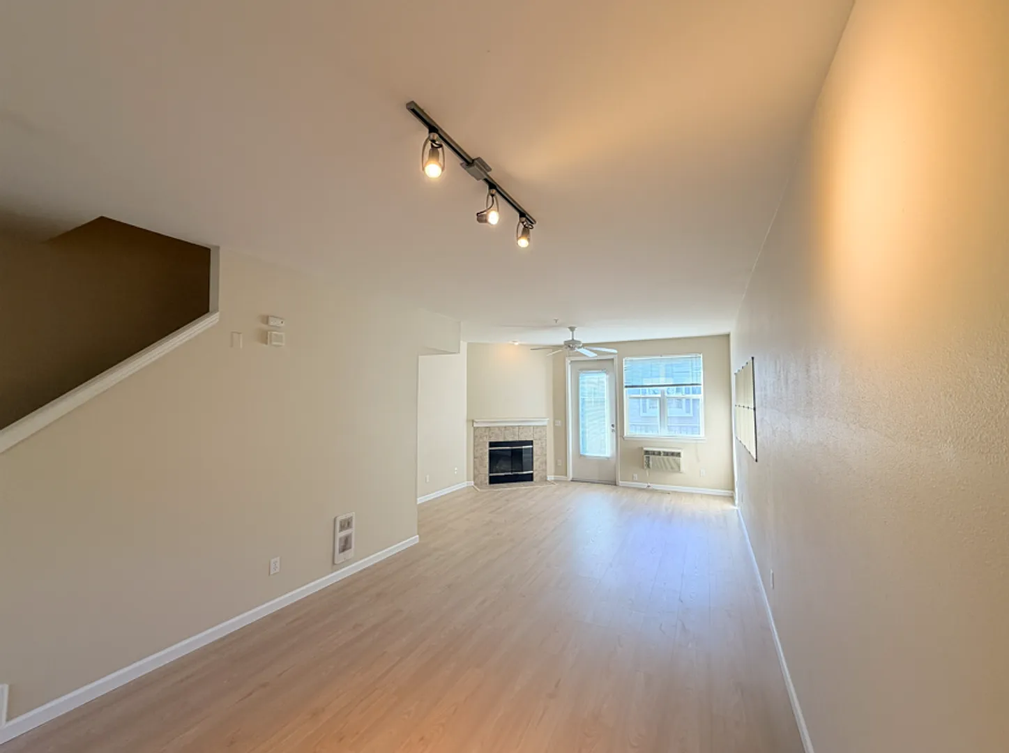 Stunning Northwynd Condominium for Lease near Vancouver Waterfront & Beaches - 714 SE Fairwinds Loop — Photo 2
