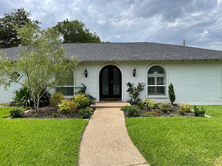 300 Circleview Dr S — Photo 1