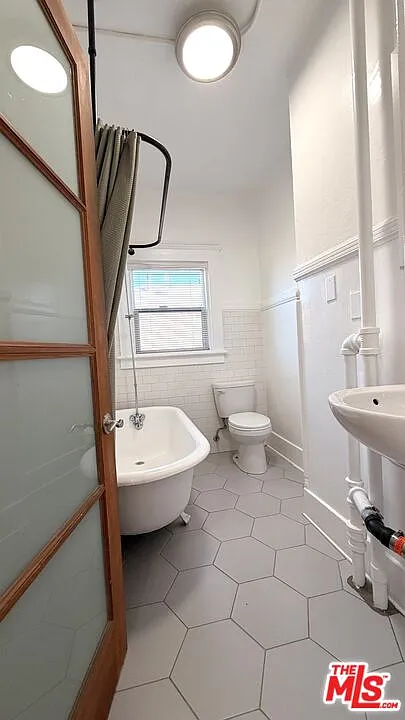 54 Rose Ave — Photo 2
