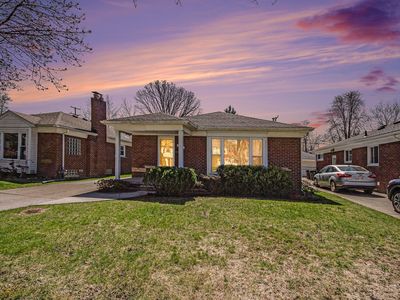 1855 Prestwick Rd, Grosse Pointe Woods, MI, 48236