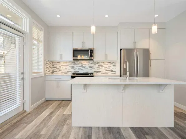 124 N Wentworth Row SW, Calgary, AB T3H 1Y1