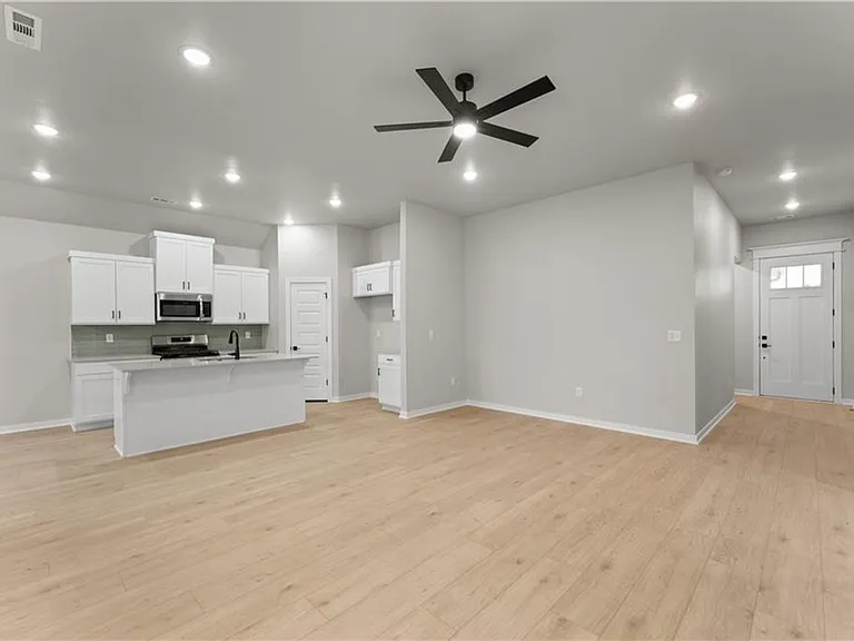 5907 SW Bear Creek Ave — Photo 2