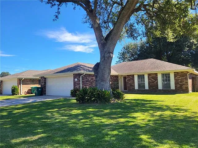 3 bed, 2.0 bath, 1550 sqft, $2,000 — Photo 2