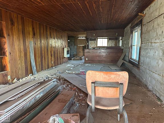 3rd image of 985 Mosley Rd