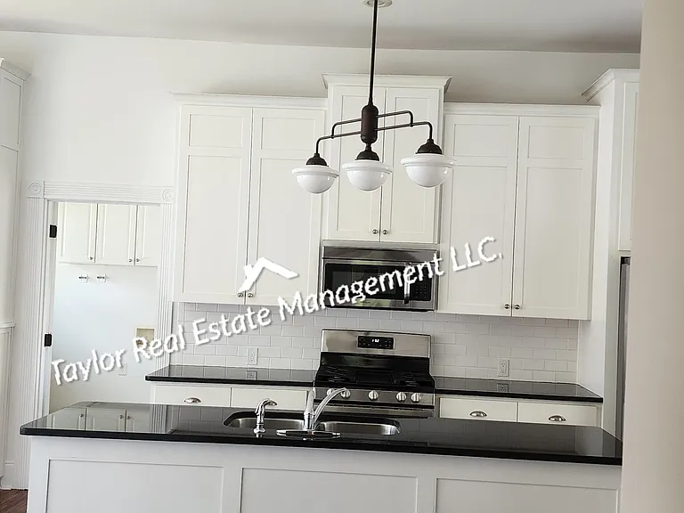 1100 N Montgomery Ave — Photo 3