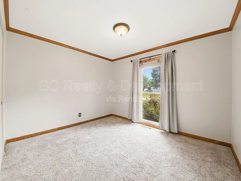938 Canterbury Dr — Photo 14