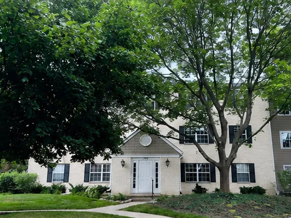 142 E Winchester Rd APT C, Libertyville, IL 60048