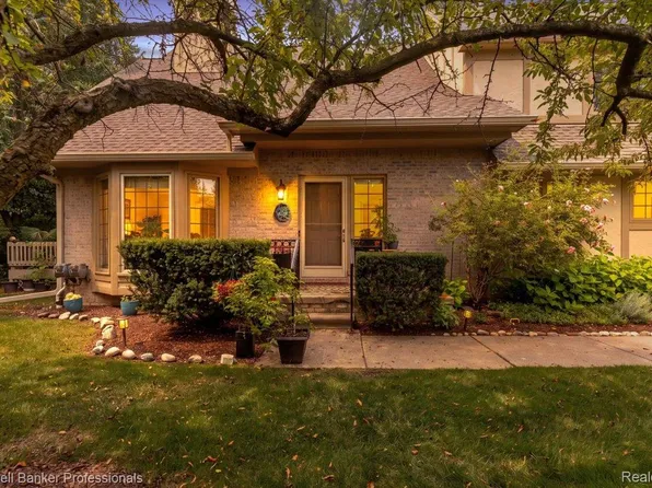 2736 Winter Garden Ct, Ann Arbor, MI 48105