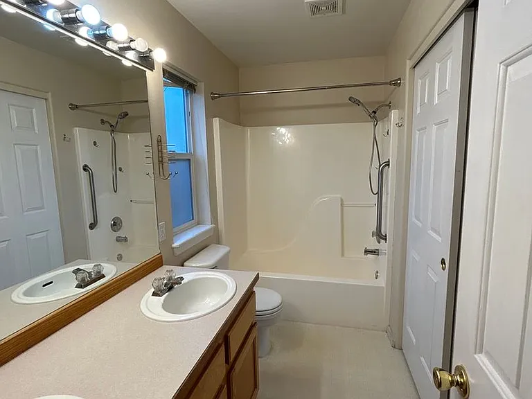 450 NE Hillcrest St — Photo 13