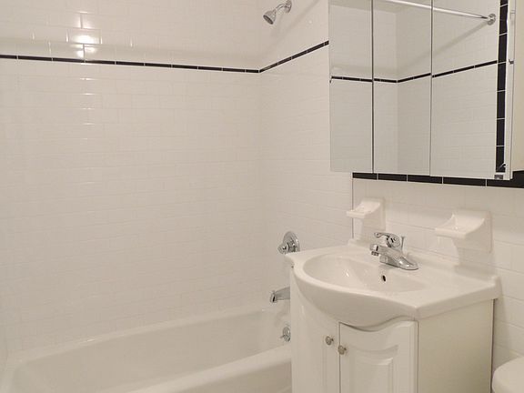 3rd image of 36 W 90th St