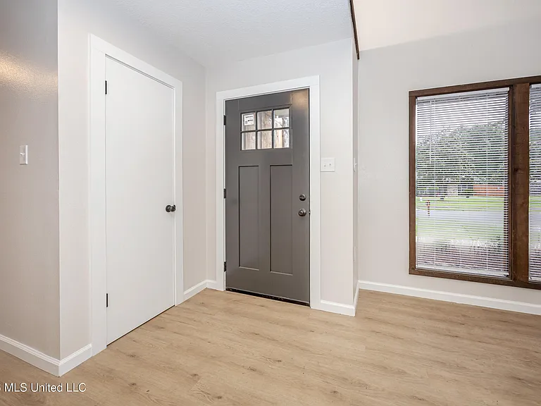 106 Booth Cir — Photo 11