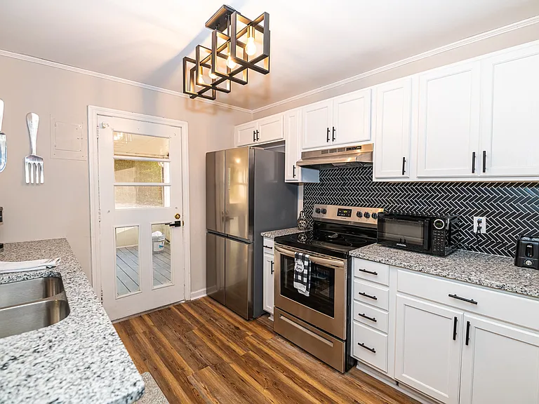 2606 Philip St — Photo 9