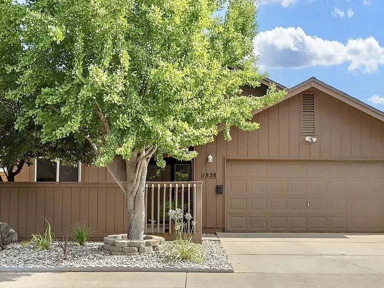 1828 Oak Leaf Dr — Photo 2