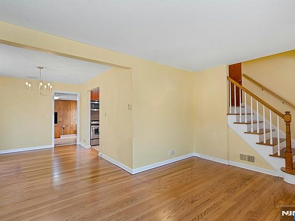 4th image of 90 Arnot Pl