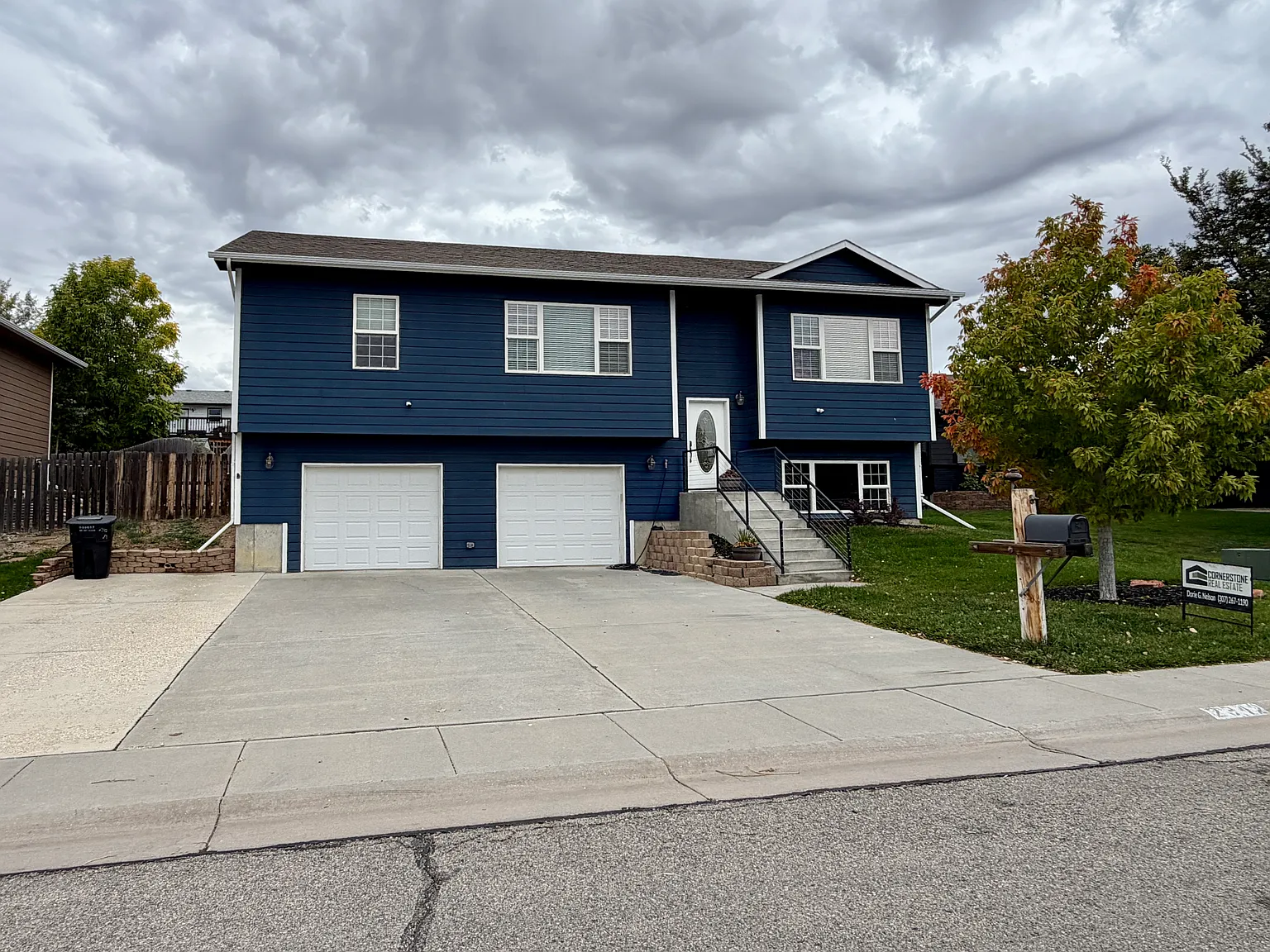 3 bed, 2.5 bath, 1973 sqft, $2,400 — Photo 2