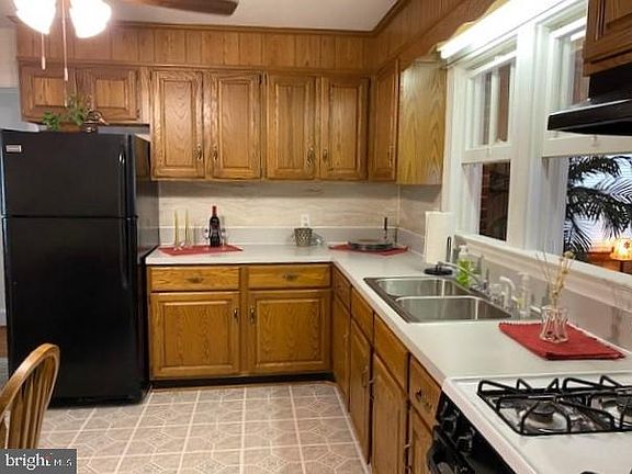 5th image of 884 Hilltop Dr